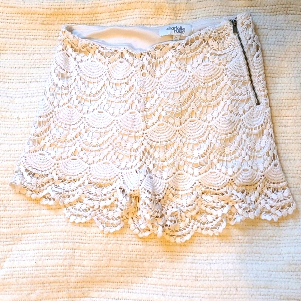 B20:charlotte Russe - womens cream shorts size med - Picture 1 of 4